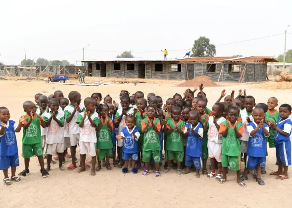 Primary schoolchildren are happy with the construction of a new school made out of plastic bricks in Odienné, in the Northwest of Côte d'Ivoire.