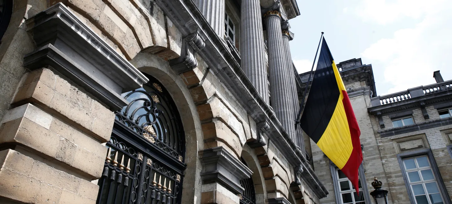 Belgische parlement met vlag