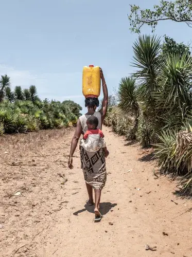 Women carrying water on her head