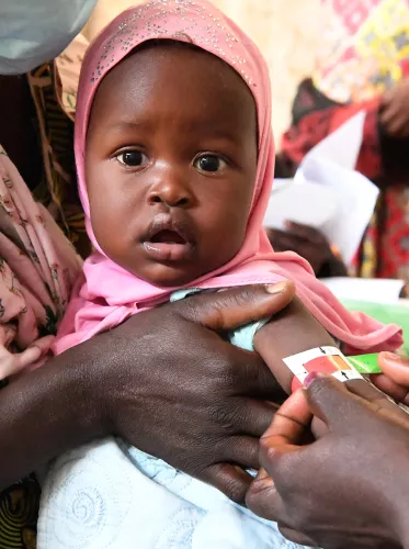 Een baby wordt gescreend op ondervoeding in Tsjaad