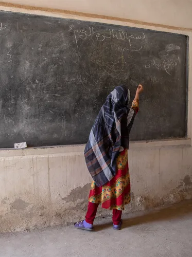 Een meisje in de klas in Nuristan, Afghanistan