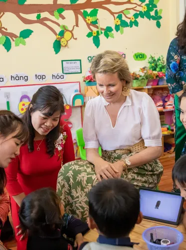 Koningin Mathilde in Vietnam - bezoek onderwijsproject